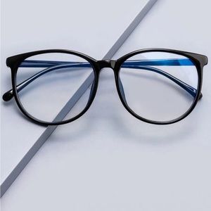 Clear round frame glasses